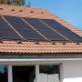 Summer Fun Solar-Poolheizung Absorber auf Hausdach montiert. Ergänzungs-Set zur Pool-Erwärmung.