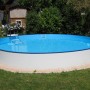 Runder Summer Fun Stahlwand-Pool (Ø 350 cm) mit Leiter im Garten.