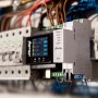 Shelly Energiezähler 50 A ProEM Weiß im Sicherungskasten, zur Hausautomation.