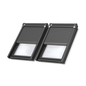 Zwei graue Velux Elektro-Rollläden CK04 Alu für Dachfenster, teilweise geschlossen.