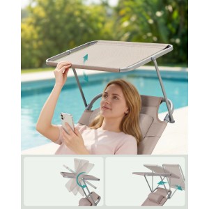 Frau nutzt Songmics Sonnenliege Taupe mit verstellbarer Sonnenblende am Pool.