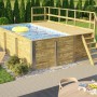 Weka Holzpool mit Sonnendeck, blauem Mosaikmuster und Leiter im Garten.