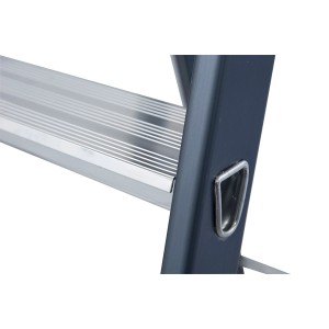 Detailaufnahme: Krause SePro S Stufenstehleiter, 5 Stufen, eloxiert, mit Eimerhaken.