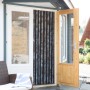 Türvorhang Flauschi in Schwarz-Grau, 90x200 cm, als Fliegenschutz vor einer Terrassentür.