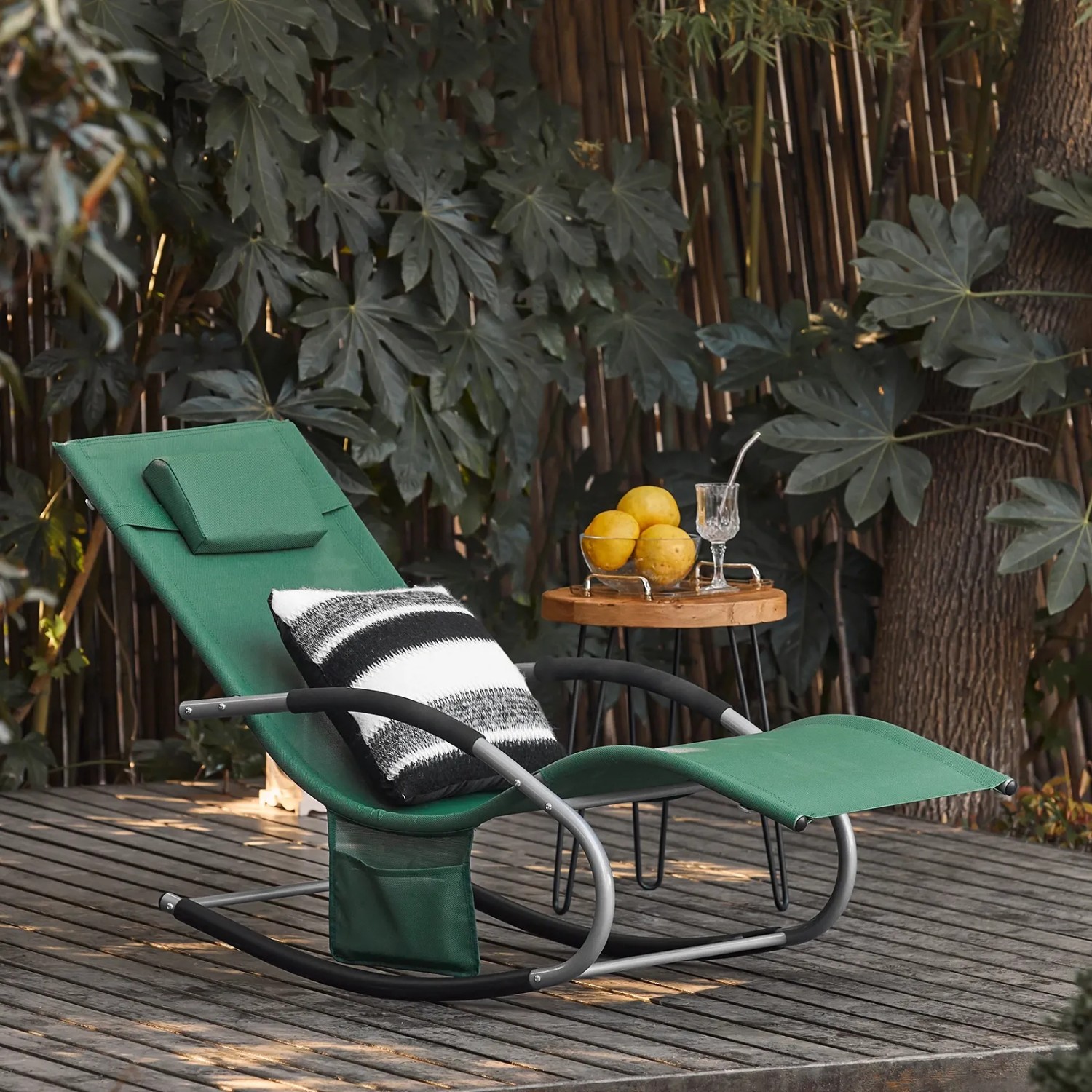 Grüne SoBuy Schaukelliege OGS28-WD mit Tasche, Metallgestell und Kissen auf Holzterrasse.
