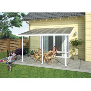 Weiße Palram Canopia Terrassenüberdachung Feria 3x4.25 mit Sitzgruppe im Garten.