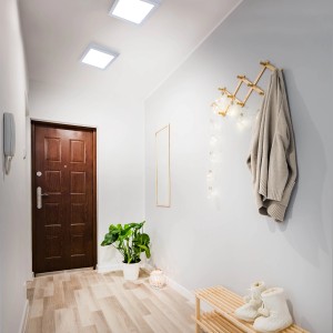 Zwei Briloner LED Deckenlampen Fire, chrom matt, im Flur montiert.