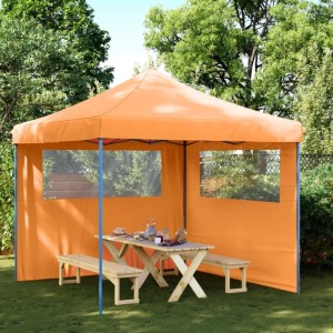 Orange faltbares Pop-Up Partyzelt mit blauen Stangen, 2 Seitenteilen mit Fenstern im Garten.