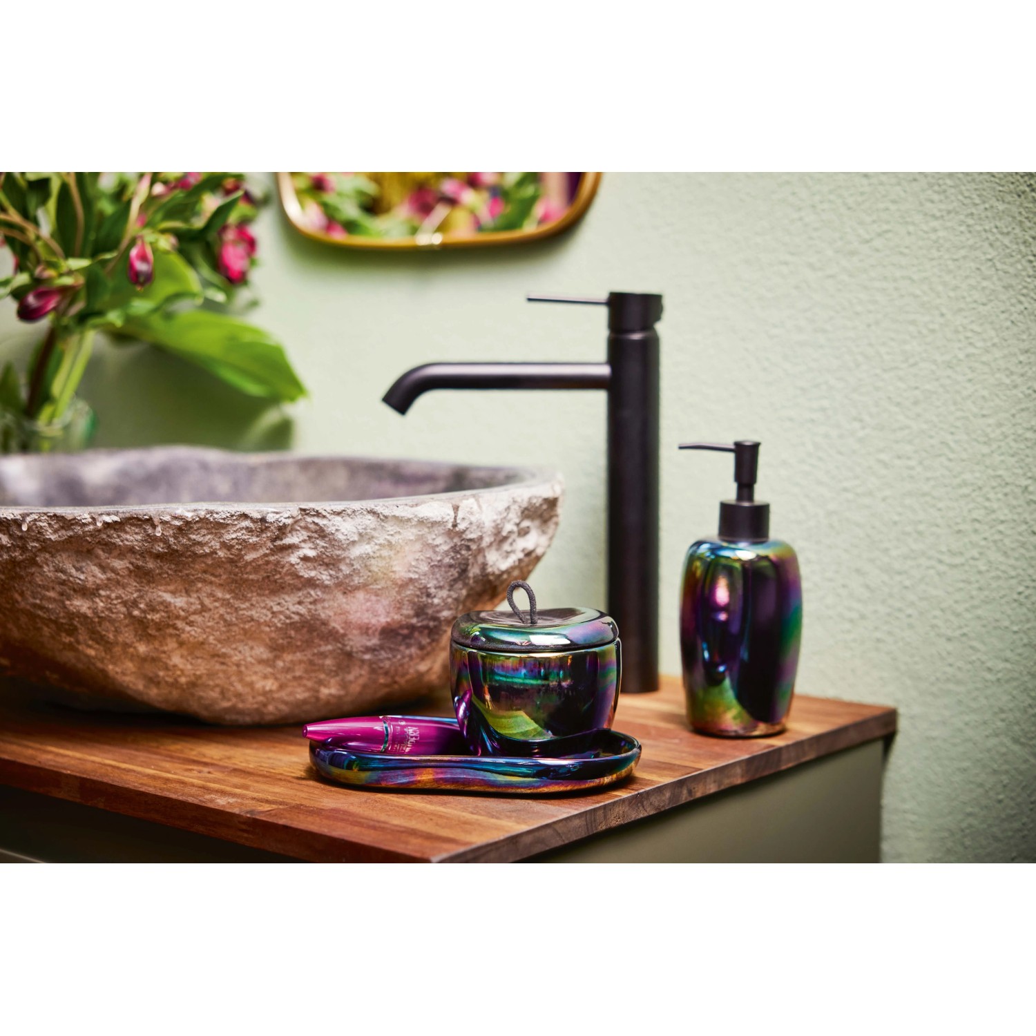 baliv Dark Wonder Seifenspender mit Flip-Flop-Effekt aus Keramik im Badezimmer.