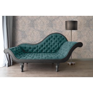 Beige-blaue Barock Vliestapete mit Vintage-Muster im Raum, passend zu Dekoration und Möbeln.