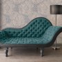 Beige-blaue Barock Vliestapete mit Vintage-Muster im Raum, passend zu Dekoration und Möbeln.