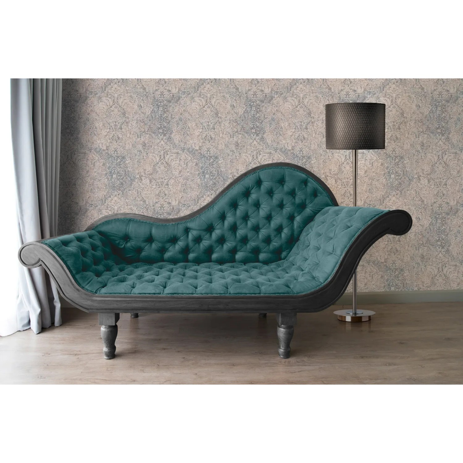 Beige-blaue Barock Vliestapete mit Vintage-Muster im Raum, passend zu Dekoration und Möbeln.