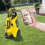 Gelber Kärcher K 4 Power Control Flex Home Hochdruckreiniger mit App-Steuerung im Garten.