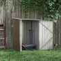 Outsunny Gerätehaus aus Stahl, 0,92 m², mit Pultdach und geöffneter Tür. Im Inneren Schubkarre und Gartengeräte.