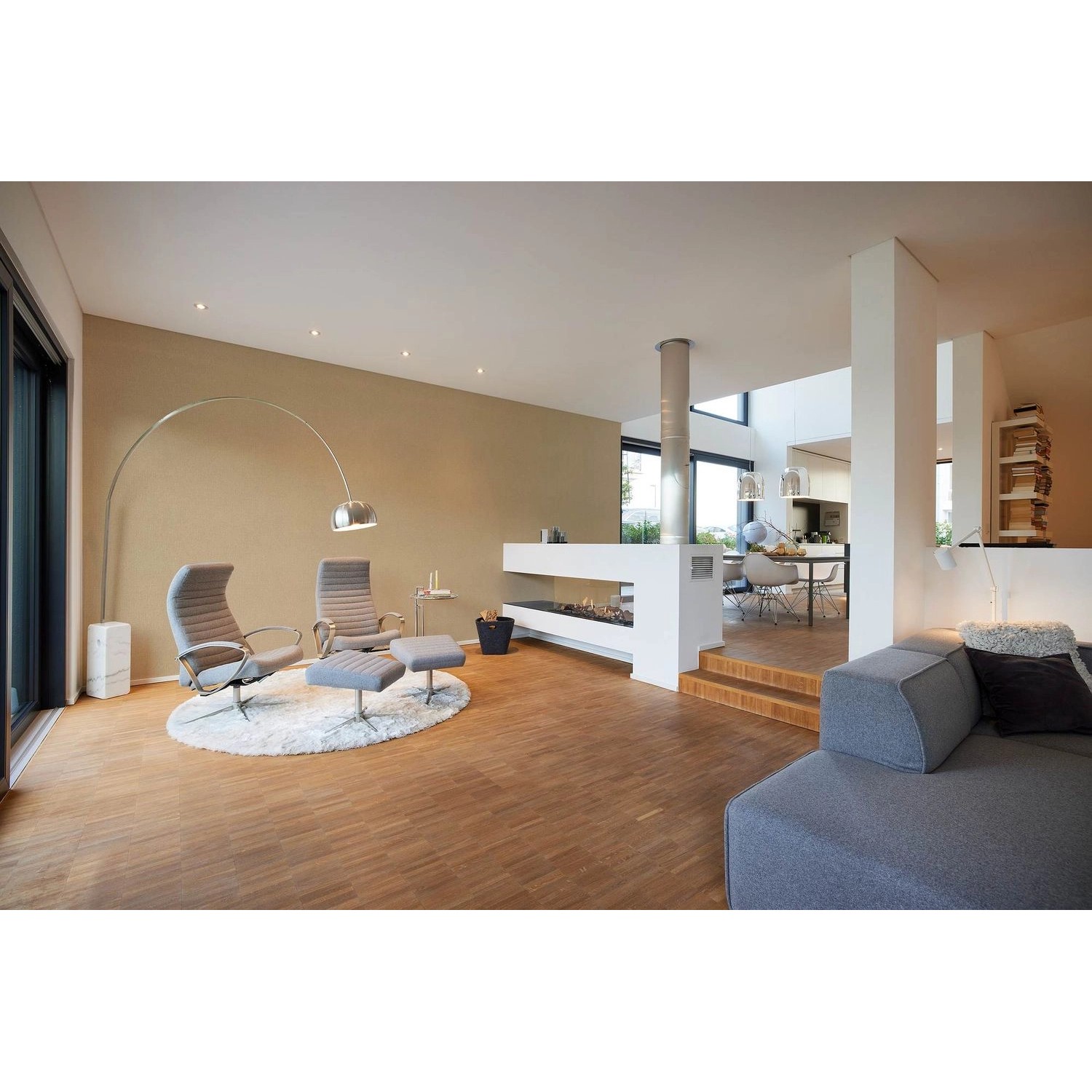 Beige-goldene Vliestapete mit metallischen Akzenten im modernen Wohnzimmer.