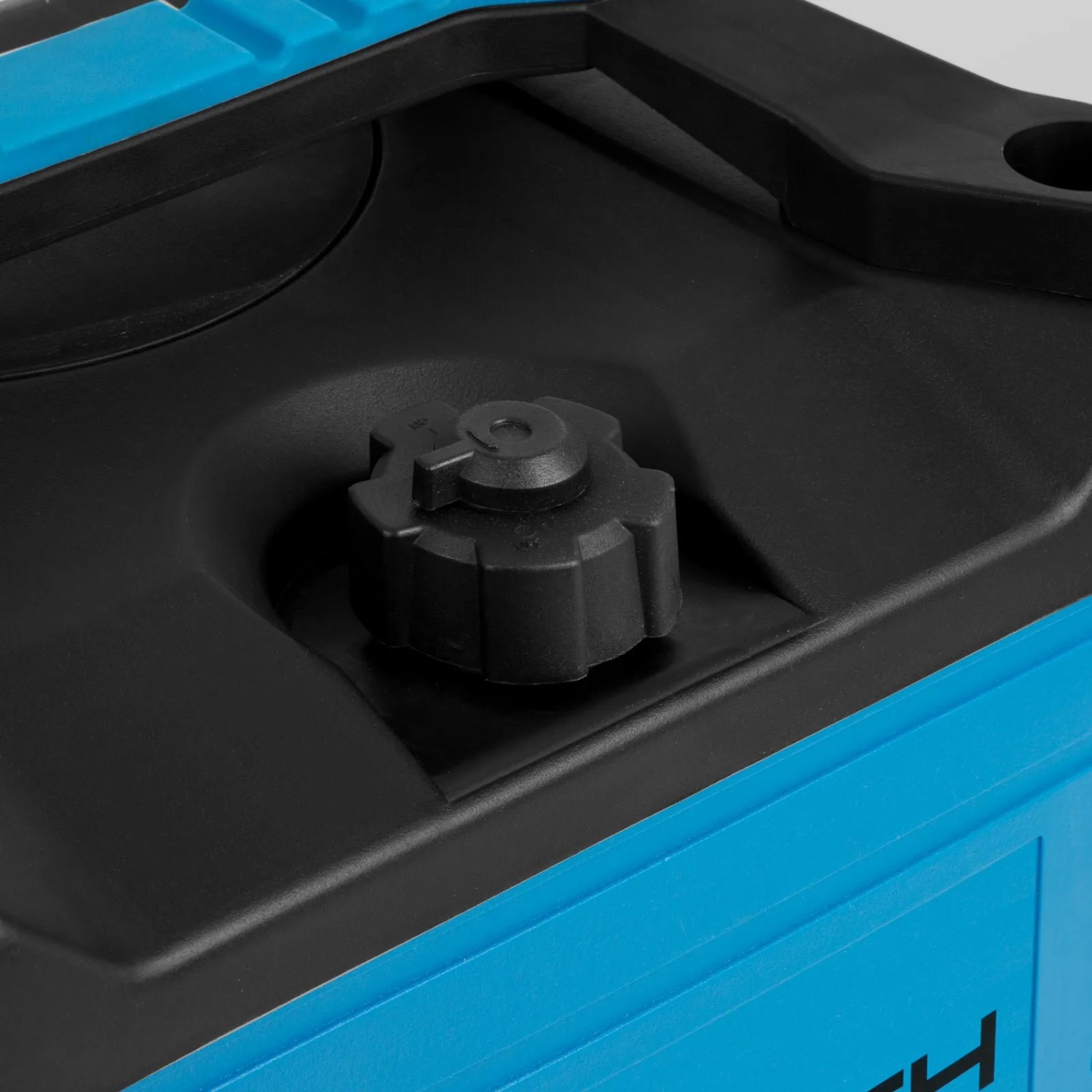 Detailaufnahme: Tankdeckel des blauen EBERTH 1000W Stromerzeugers.