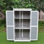 Offener, grau-weißer Leco Gartenschrank Momo (160 cm) mit Regalen für Gartengeräte.
