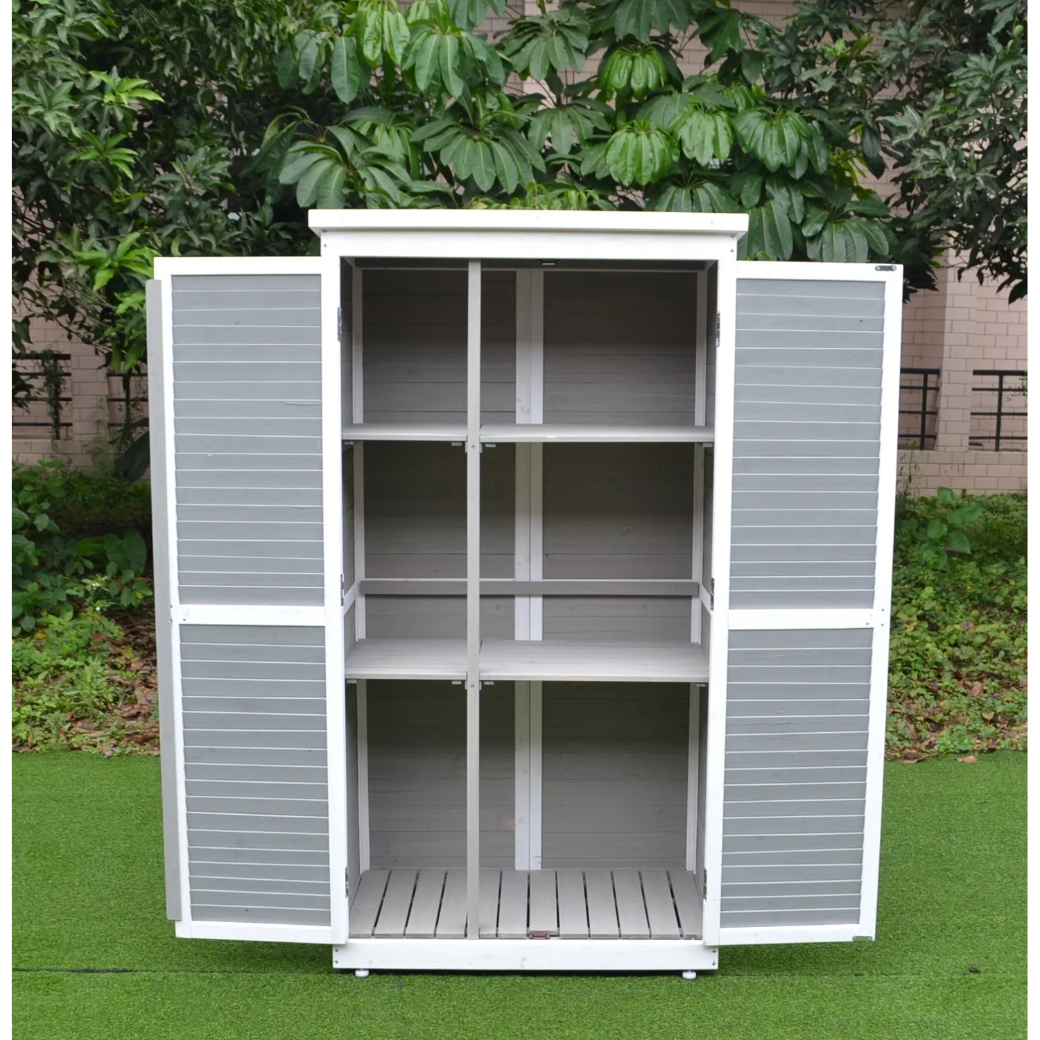 Offener, grau-weißer Leco Gartenschrank Momo (160 cm) mit Regalen für Gartengeräte.