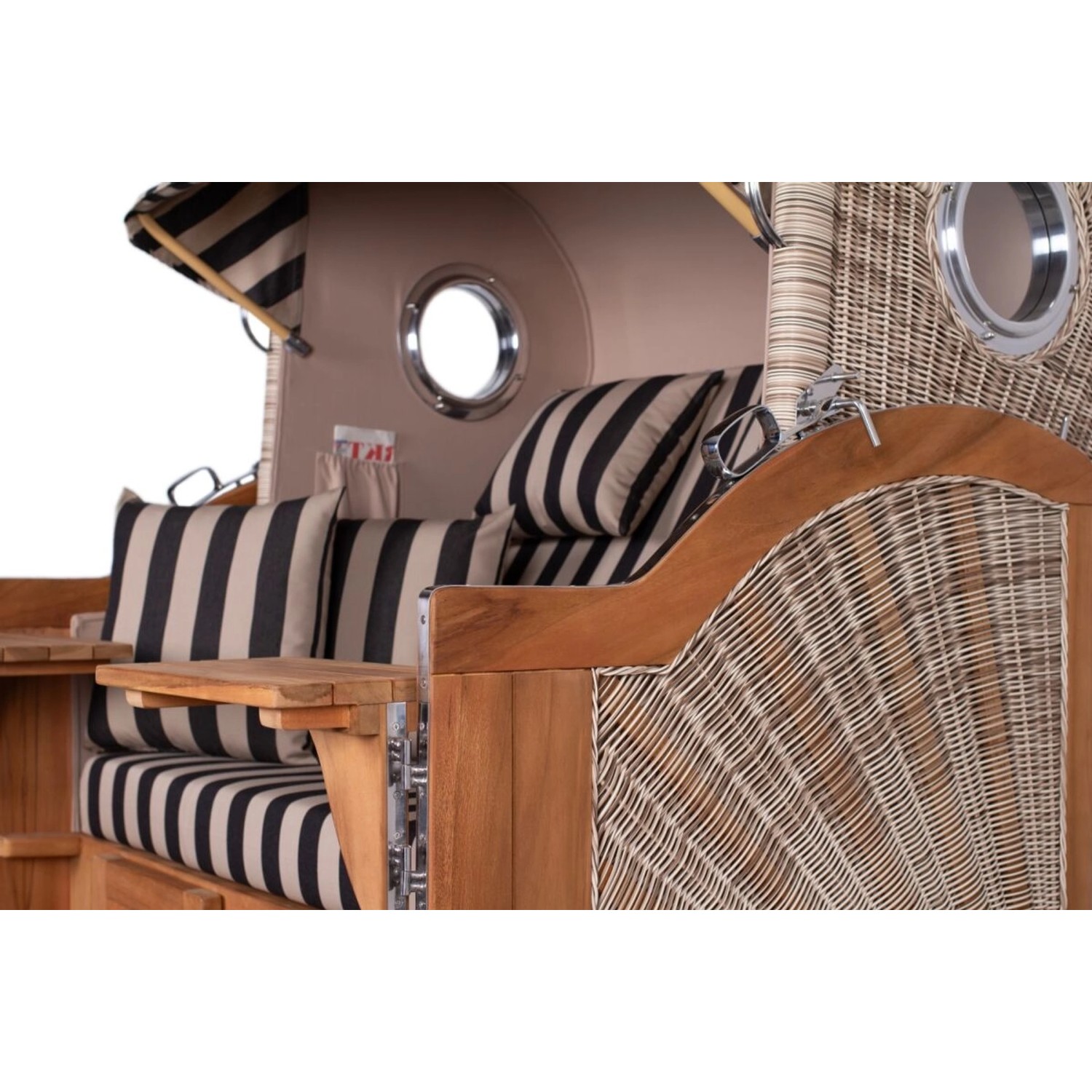 Detailansicht Strandkorb Ammersee Grande XL Teak mit Bullauge und Streifenkissen.