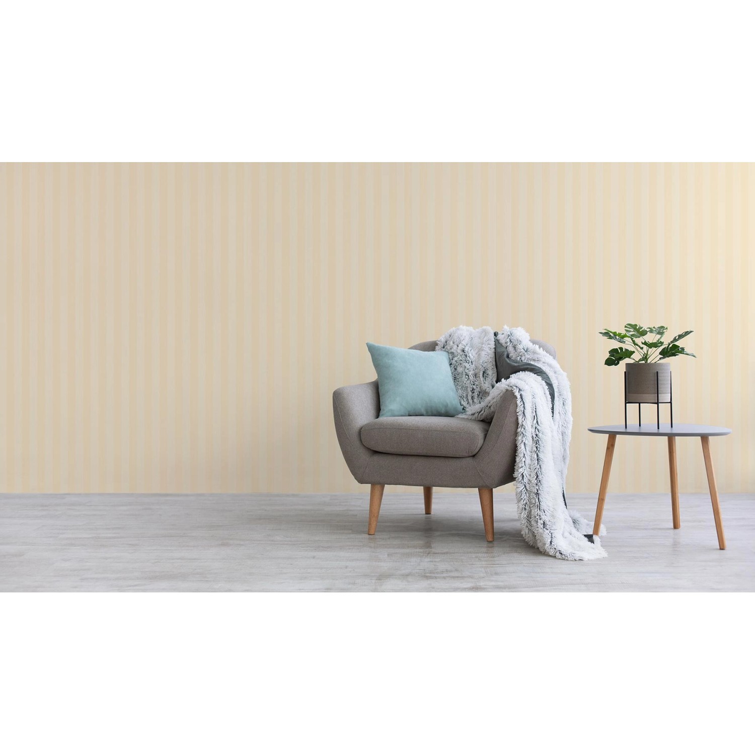 Wohnraum mit gelber Tadessi Vliestapete Streifen Pepe. Klassische Streifentapete im Interieur.