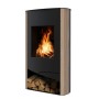 Wamsler N-Line Kaminofen Sandstein Schwarz 5 kW mit Holzscheiten im unteren Fach.