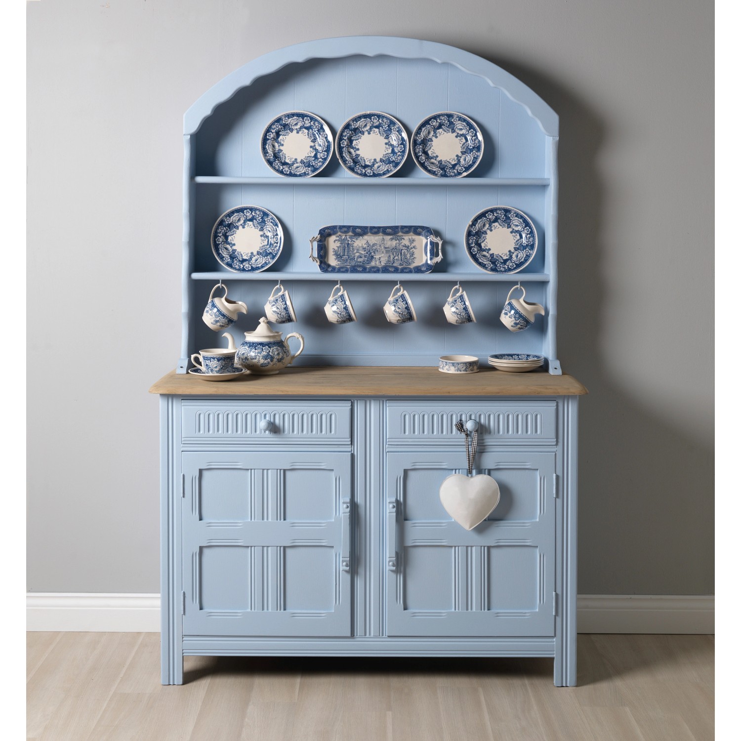 Landhaus-Buffetschrank in Taubenblau, gestrichen mit Rust-Oleum Kreidefarbe Möbellack.