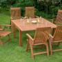 7-teiliges Gartenmöbel-Set Comondoro aus braunem Eukalyptusholz mit 6 Stühlen und 1 Tisch.