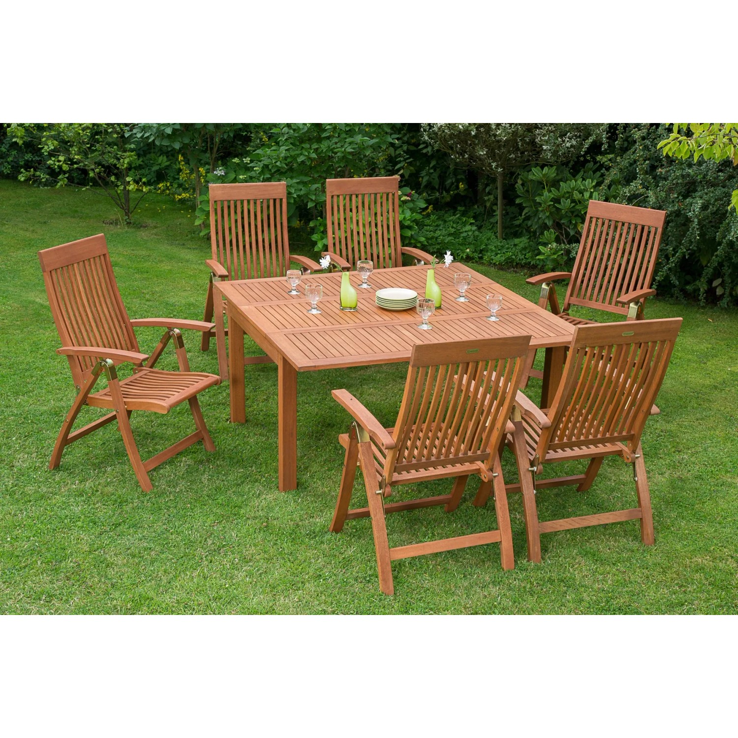 7-teiliges Gartenmöbel-Set Comondoro aus braunem Eukalyptusholz mit 6 Stühlen und 1 Tisch.