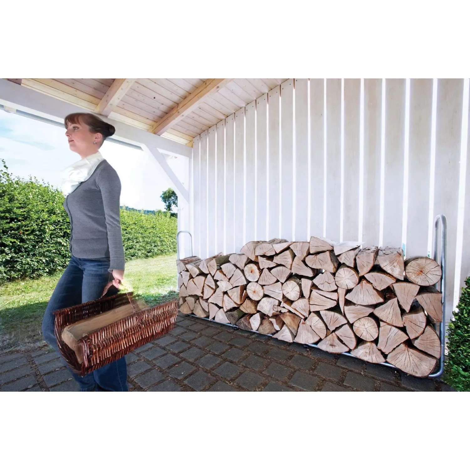 wolfcraft Kaminholzregal Stapelhilfe mit Holz unter einem Unterstand. Ausziehbar von 1,72 m auf 2,34 m.