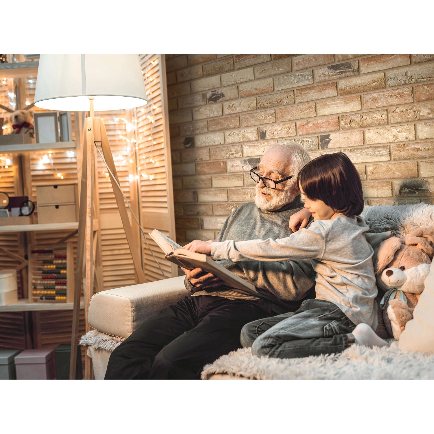 Elabrick Verblender Corsica als Wandgestaltung im Wohnzimmer mit Kind und Großvater beim Lesen.