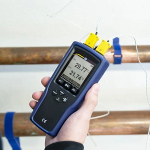 Digitalthermometer PCE Instruments T 330 in Hand mit zwei Temperaturfühlern. Messwerkzeug zur Temperaturmessung.
