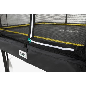Detailaufnahme des schwarzen Salta Trampolin Comfort Edition mit Sicherheitsnetz und Reißverschluss.