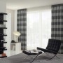 Wohnzimmer mit weißer 2-läufiger Gardinia Aluminium-Vorhangschiene für graue Vorhänge.