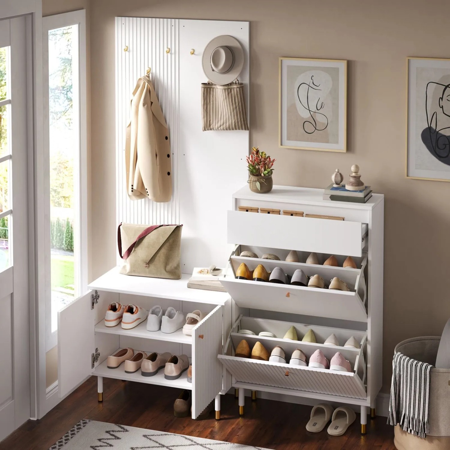 Weißes Garderobenset mit Wandhaken, Klappschuhschrank und Stauraumschrank. Moderne Schuhkommode für den Flur.