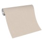 Beige Vliestapete von Guido Maria Kretschmer, Rolle mit feiner Linienstruktur.