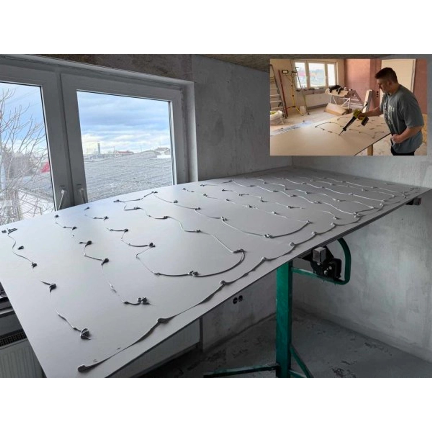 Schwarze Colortree Wandpaneele/Deckenpaneele (ca. 260x122cm) mit Kleber auf einer Werkbank.