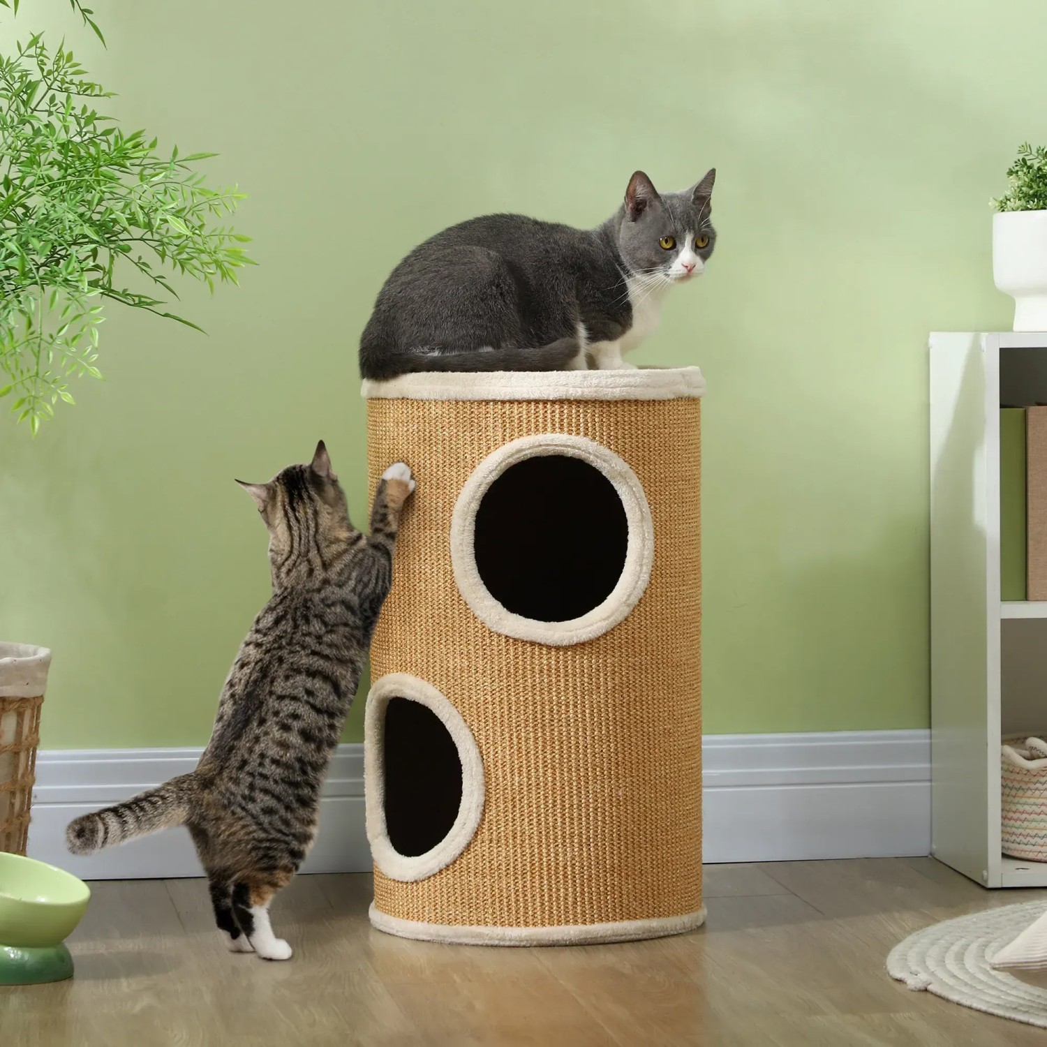 Braune PawHut Kratztonne mit zwei Katzen, eine kratzt, die andere sitzt oben. Kratzbaum aus Sisal und Plüsch.