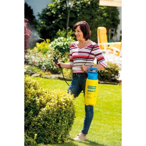 Frau nutzt Gloria Drucksprüher Prima 5 (gelb/blau) zur Pflanzenpflege im Garten.