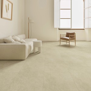 Heller Wohnraum mit Decoflooring Klick-Vinylboden Fliese XL Travertine hell sand in Steinoptik.