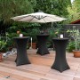 Drei schwarze Stehtische mit Beautissu Stretch Hussen im Garten unter einem Sonnenschirm.