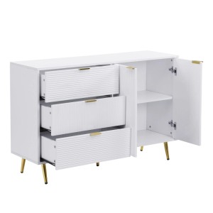 Weißes Sideboard mit 3 geriffelten Schubladen (eine offen) und Schranktür (offen, mit Regalen), goldenen Griffen/Beinen.