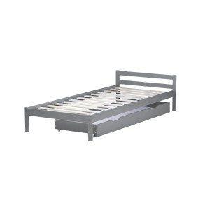 Grauer Bettkasten aus Kiefernholz, auf Rollen unter einem Bett hervorgezogen. Praktischer Stauraum für Ihr Schlafzimmer.