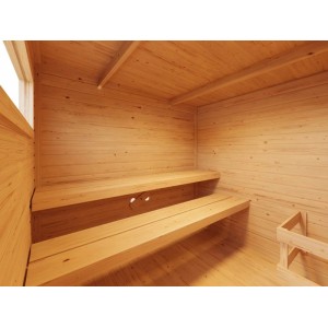 Innenansicht der Karibu Gartensauna Lenchen 6 aus hellem Fichtenholz mit zwei Liegen und Holzwänden.