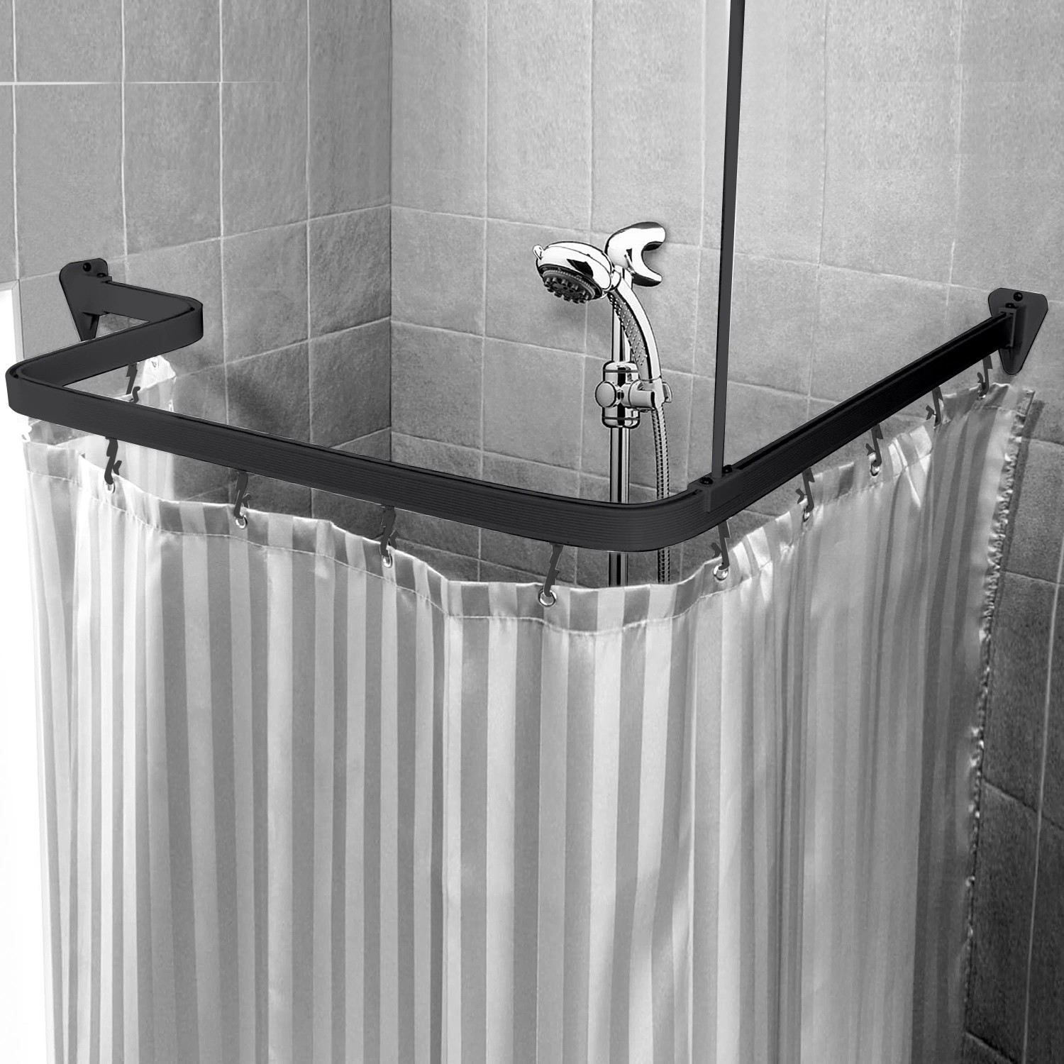 Flexible, schwarze Euroshowers Duschvorhangstange (300 cm) für Eckdusche mit Vorhang.