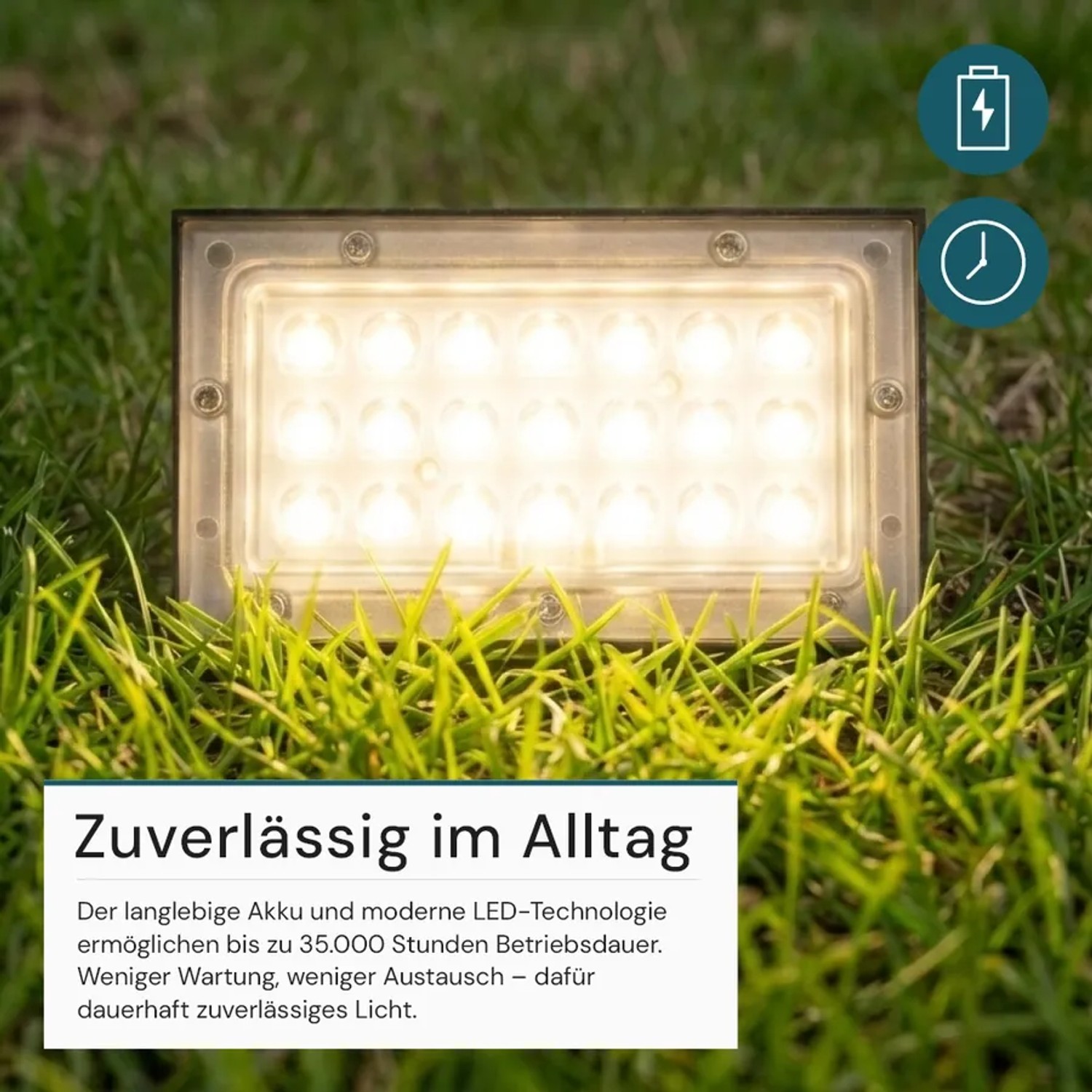 Schwarze LUXULA Solar Wandleuchte mit warmweißem Licht und Bewegungsmelder im Garten.