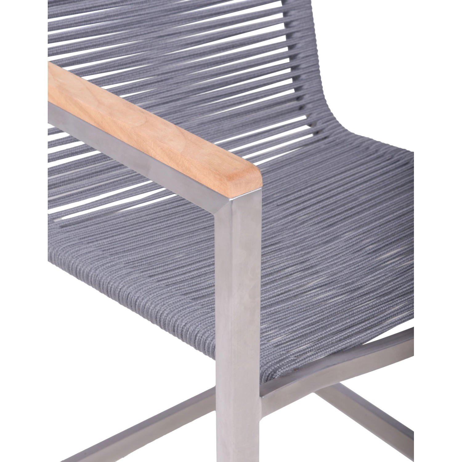 Nahaufnahme eines anthrazitfarbenen Freischwinger Gartenstuhls aus Edelstahl mit Teakholz-Armlehne und Olefin-Seilgeflecht.