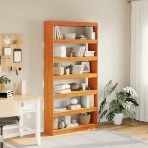 Wachsbraunes Bücherregal/Raumteiler aus massivem Kiefernholz mit 6 Fächern, gefüllt mit Büchern und Deko im Wohnzimmer.