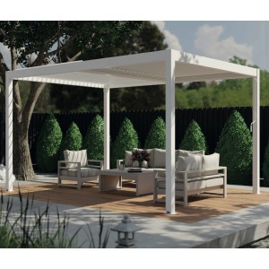Weiße Gardengate Anbaupergola Odin Aluminium 400x400 cm mit Lamellendach im Garten.