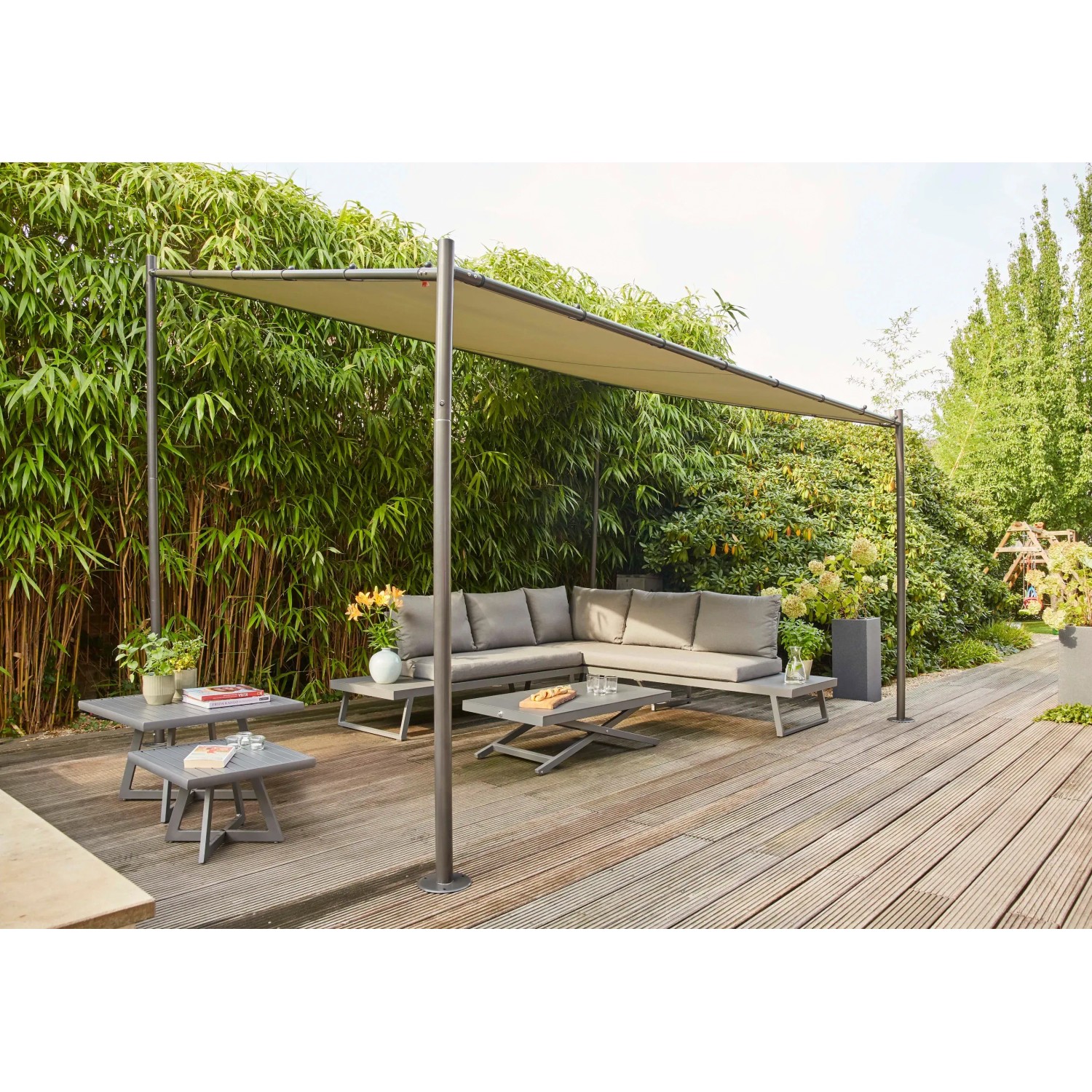 Grauer Siena Garden Pavillon Levino 300x400 cm mit Stahlgestell und Stoffdach im Garten.