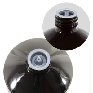 Detailaufnahme: Flambiol Petroleum Heizöl in Flaschen, 120 x 1 Liter. Brennstoff für Öfen und Laternen.